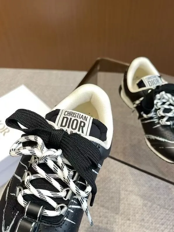 👟👟Ex-factory price 620👟👟 Dior sketch Dior spring and summer catwalk style graffiti sketch moral training shoes Forrest shoes. Original development. The most photographed item in the 25ss spring and summer show. This pair of shoes has changed the single design style of Forrest shoes in the previous impression. It retains the original shape. The details are very in line with the current fashion trend, but it also incorporates the manager's new understanding and retro feelings for Forrest shoes. The overall feeling is brand new. The material is a bit matte leather, full of retro style. It looks very high-end. The feeling on the foot is very convex. The upper foot is really good-looking and versatile. It can be worn with any style of clothes, pants and skirts. It looks good on anyone. Original combination outsole Size: 35-45